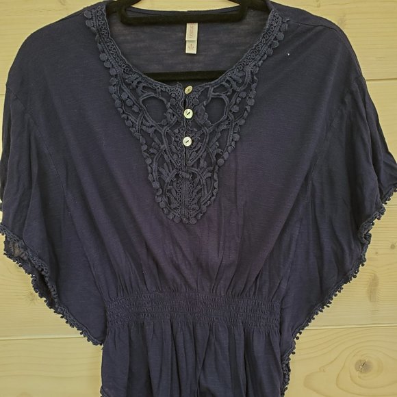 💥2/$30💥 Cotton top with crochet detail & buttons - Picture 1 of 2